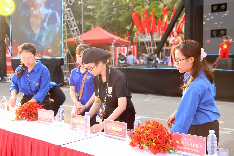350 sinh viên tình nguyện hỗ trợ Lễ hội Hoa Phượng Đỏ 2026