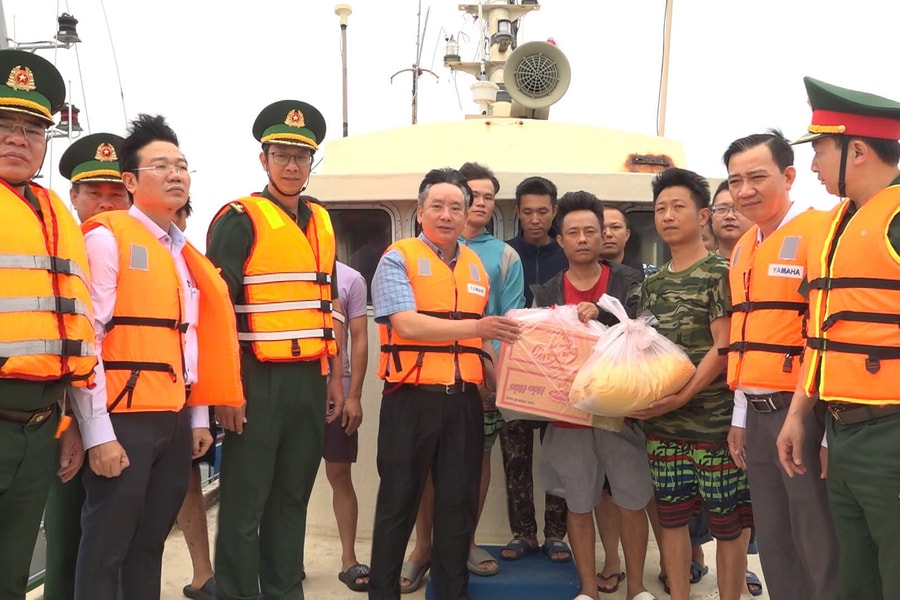 Lãnh đạo UBND thành phố Hải Phòng thăm hỏi, hỗ trợ thuyền viên nước ngoài gặp nạn