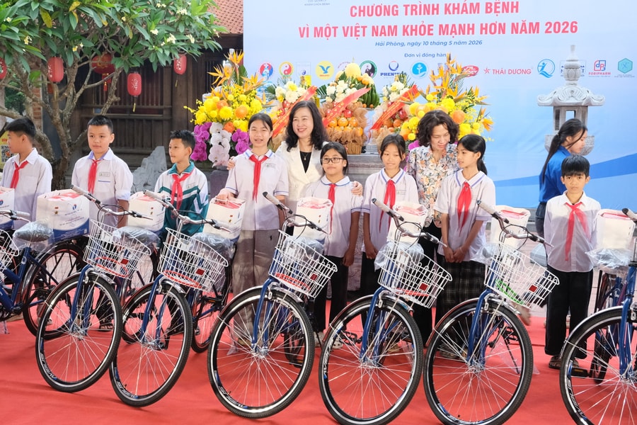 Bộ trưởng Bộ Y tế dự chương trình khám bệnh 'Vì một Việt Nam khỏe mạnh hơn' tại đền Bia