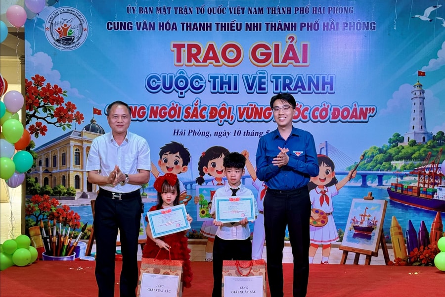 Trao giải cuộc thi vẽ tranh ‘Rạng ngời sắc Đội, vững bước cờ Đoàn’