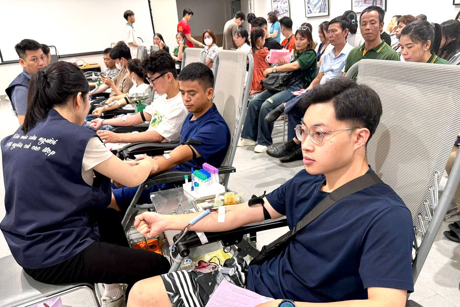 Hơn 1.200 người tham gia hiến máu tình nguyện