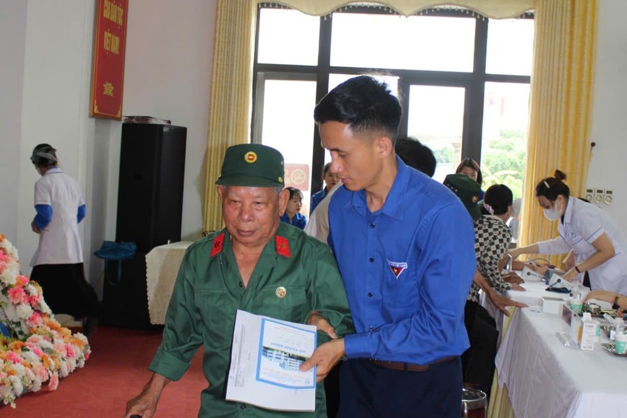 Trao quà tặng trong chương trình vì sức khỏe cộng đồng'