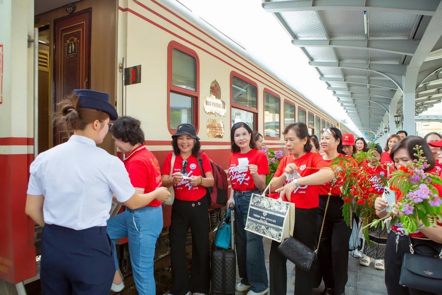 Sức hút tàu Hoa Phượng Đỏ