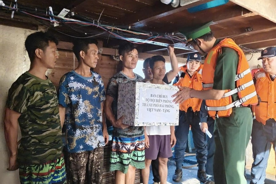 Bộ đội Biên phòng thành phố bàn giao 10 ngư dân và 2 tàu cá cho Trung Quốc