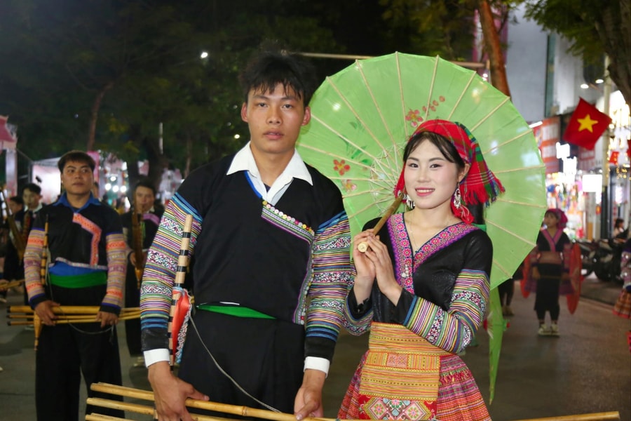 Người dân thành phố Cảng đắm mình trong sắc màu Tây Bắc