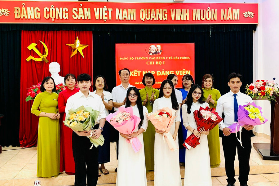 Nhiều sinh viên Trường Cao đẳng y tế Hải Phòng được kết nạp vào Đảng