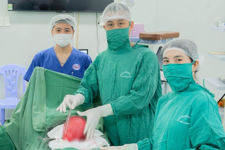 Bệnh viện Việt Tiệp bóc tách thành công khối u xơ tử cung nặng 3 kg