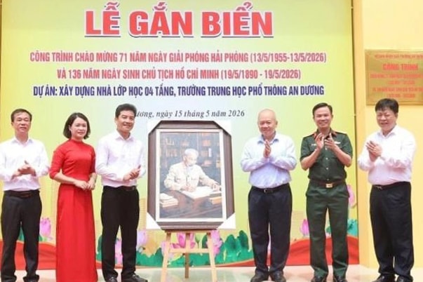 Gắn biển công trình chào mừng 71 năm giải phóng Hải Phòng