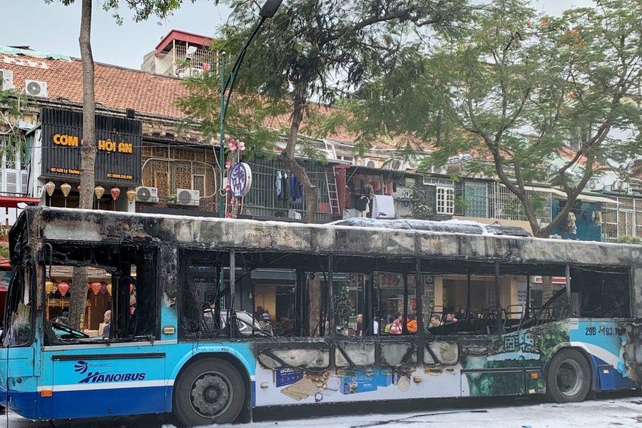 Xe buýt đang lưu thông ở Hà Nội bất ngờ bốc cháy
