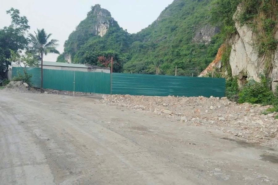 Quây tôn trái phép tại chân núi Hang Ma