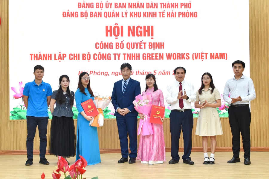 Thành lập 2 chi bộ Đảng trong doanh nghiệp tại Khu công nghiệp Tràng Duệ