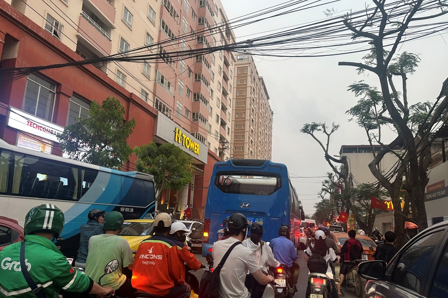 Phố Văn Cao ùn tắc giao thông do xe đưa đón công nhân dừng đỗ
