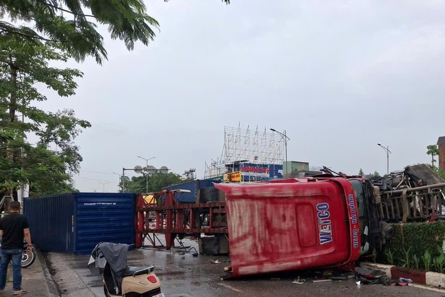 Đâm vào lan can cầu vượt, xe container lật trên đường Nguyễn Bỉnh Khiêm