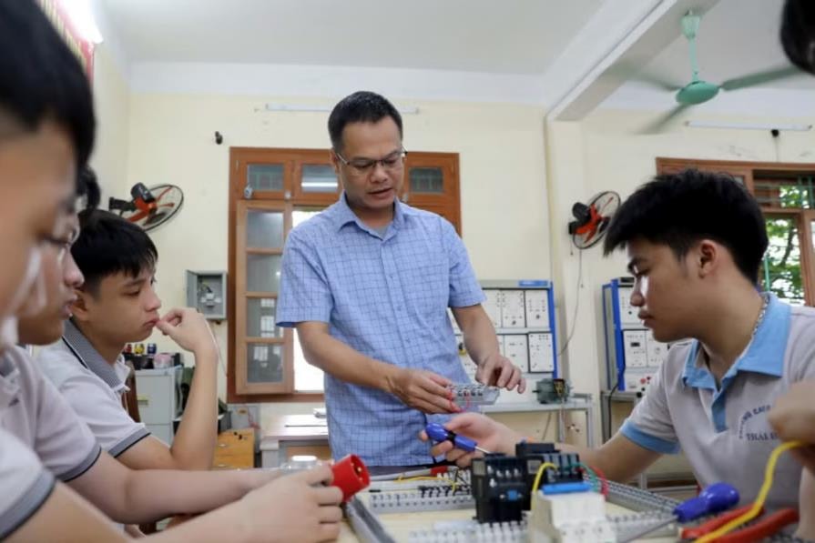 Mỗi viên chức chỉ được là giảng viên đồng cơ hữu của 1 cơ sở giáo dục