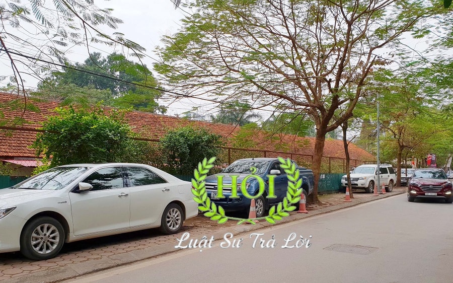 Đỗ xe trên vỉa hè vào quán mua hàng có bị phạt không?