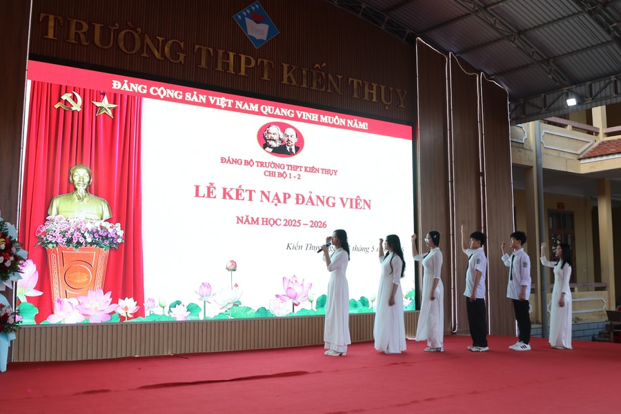 Đảng bộ Trường THPT Kiến Thụy kết nạp 61 học sinh ưu tú vào Đảng