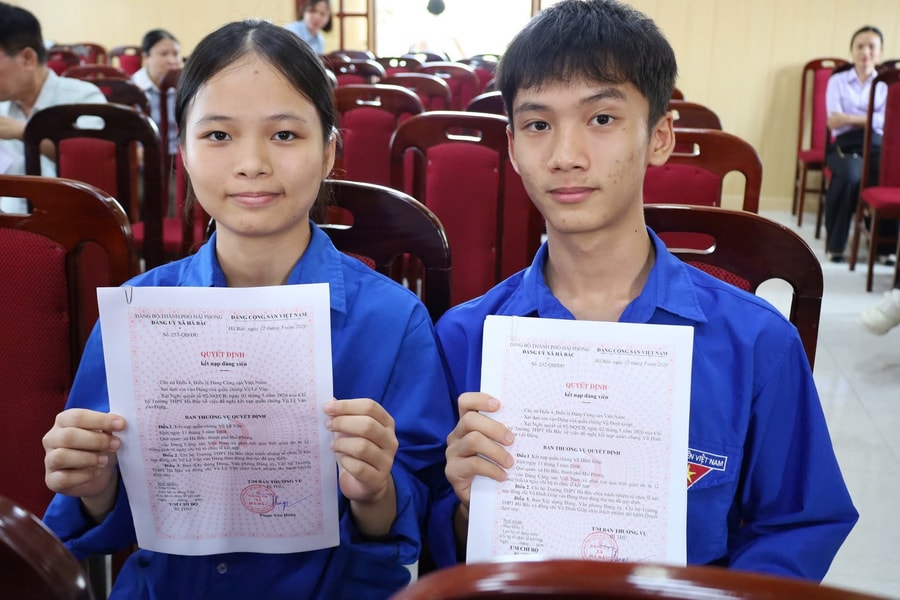 Hai chị em sinh đôi cùng vào Đảng một ngày