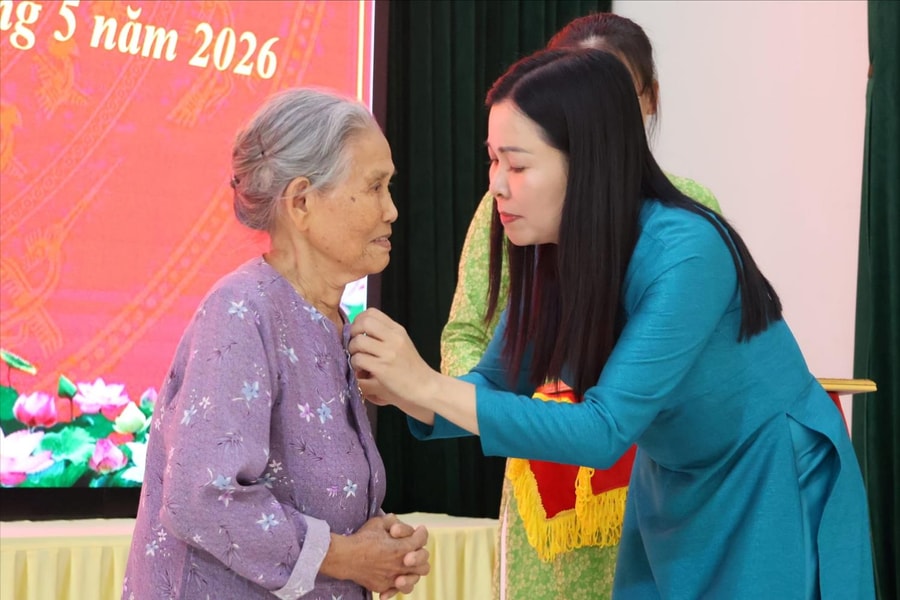 Thanh Hà trao Huy hiệu Đảng cho 54 đảng viên