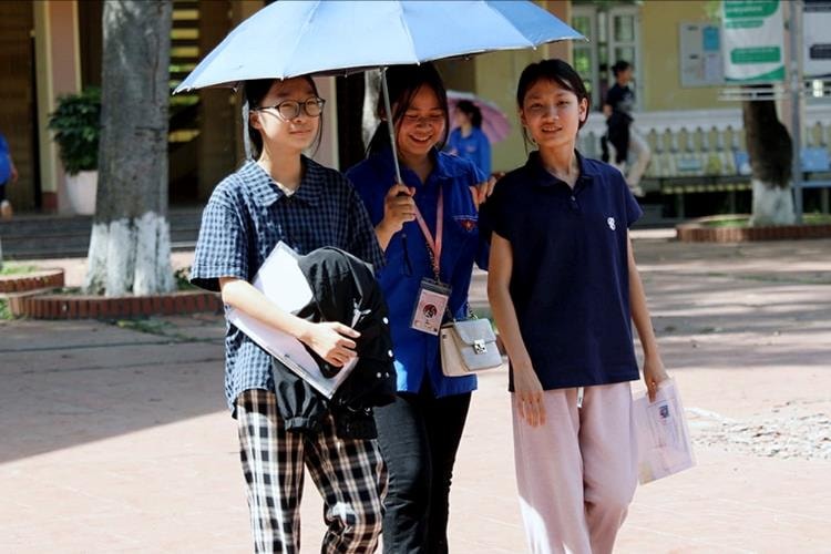 Nắng nóng gay gắt bao trùm nhiều khu vực trên cả nước