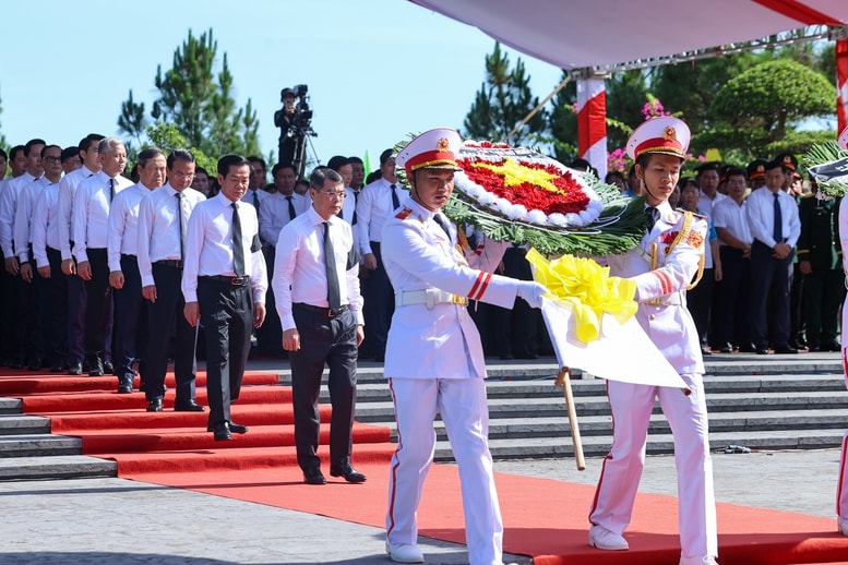 Thủ tướng Lê Minh Hưng dự lễ truy điệu và an táng 28 hài cốt liệt sĩ tại Quảng Trị
