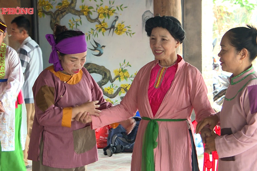 Về Thạch Lỗi, nghe những nghệ sĩ 'chân đất' hát tuồng cổ