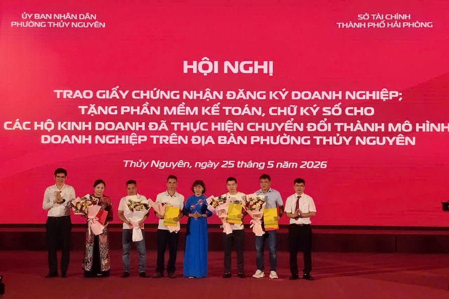 Phường Thủy Nguyên trao giấy chứng nhận cho 5 hộ kinh doanh chuyển thành doanh nghiệp