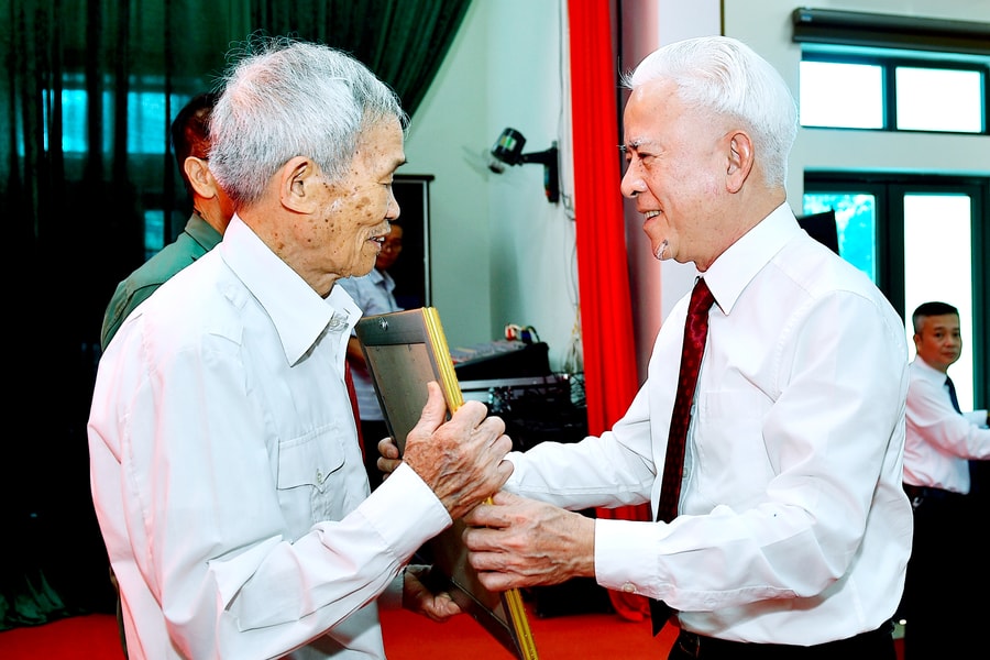 Trưởng Ban Nội chính Thành uỷ Nguyễn Đình Chuyến trao huy hiệu cho đảng viên phường Phạm Sư Mạnh