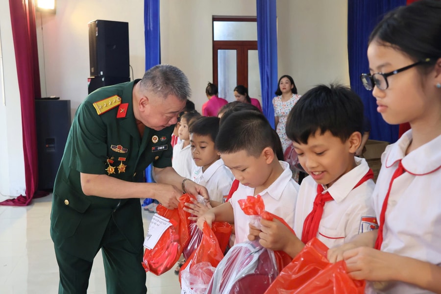 Doanh nhân cựu chiến binh hỗ trợ học sinh xã Thanh Hà 800 triệu đồng