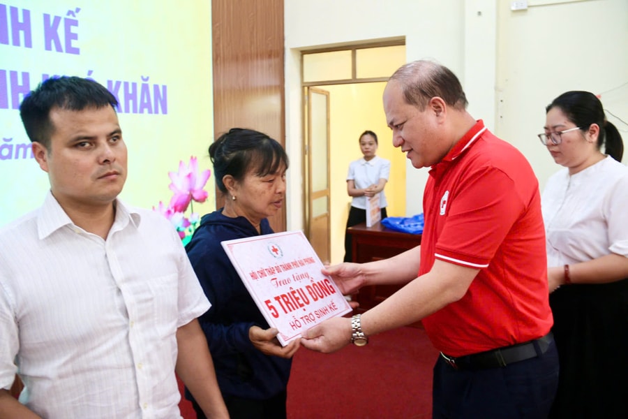 Hội Chữ thập đỏ thành phố phối hợp trao sinh kế cho hộ dân khó khăn