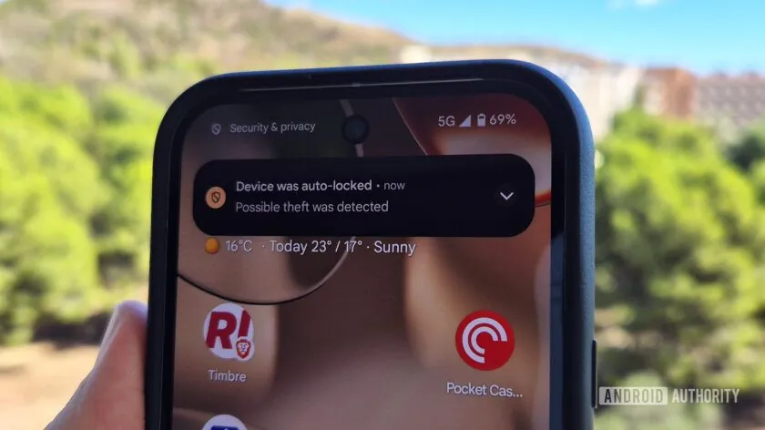 iPhone sắp có tính năng tự khóa chống cướp