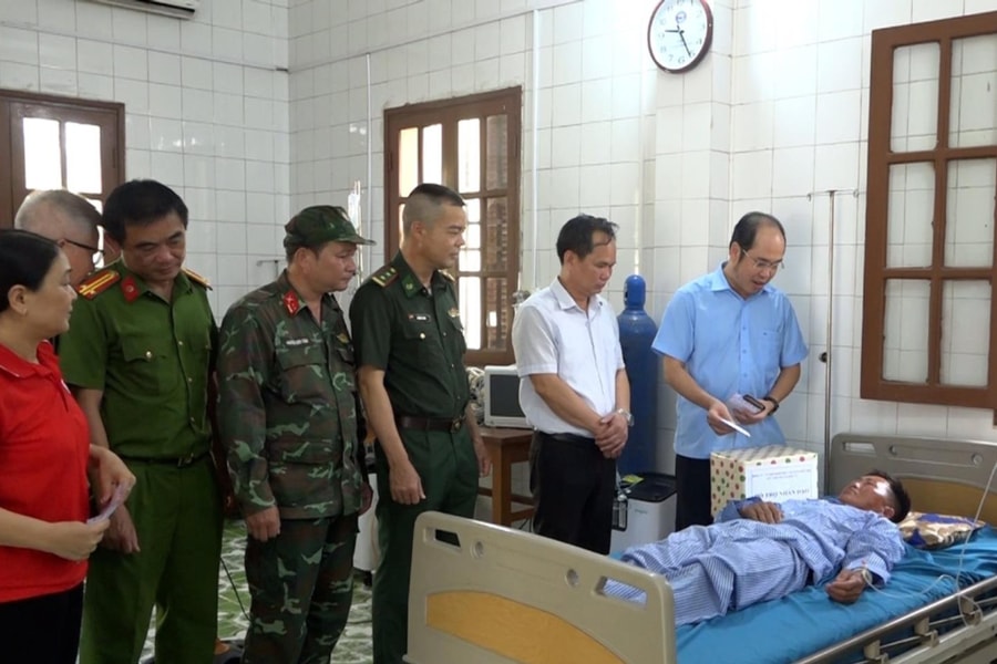 Lãnh đạo đặc khu Bạch Long Vĩ thăm, động viên ngư dân trên tàu HP 90666 gặp nạn