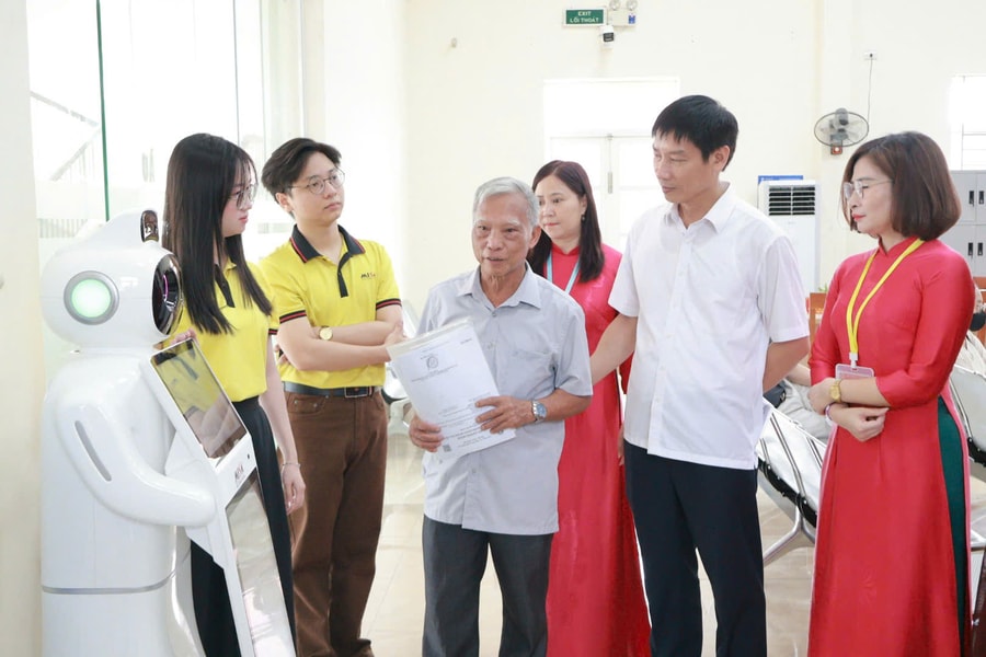 Trải nghiệm rô bốt lễ tân tại Trung tâm Phục vụ hành chính công phường Tân Hưng