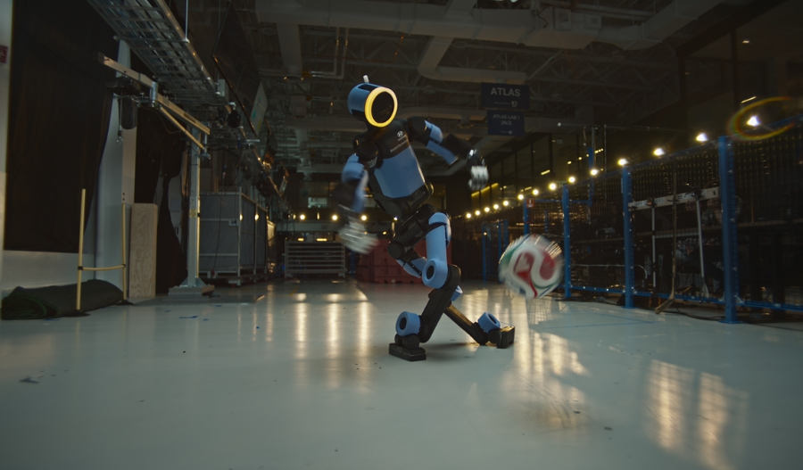 Robot hình người Atlas trình diễn kỹ thuật đá bóng chuyên nghiệp