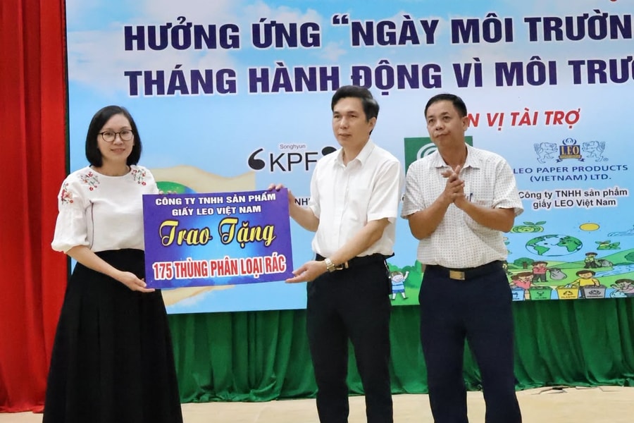 Trao tặng 600 thùng phân loại rác cho xã Hà Đông