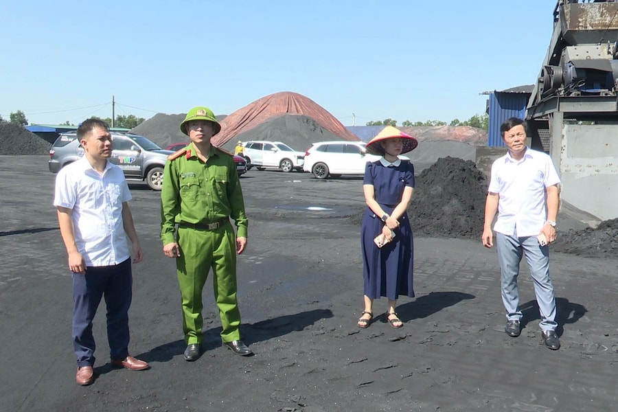 Bổ sung gần 200 cột ly tâm, 2.000 m lưới chắn bụi than tại khu bãi Sải