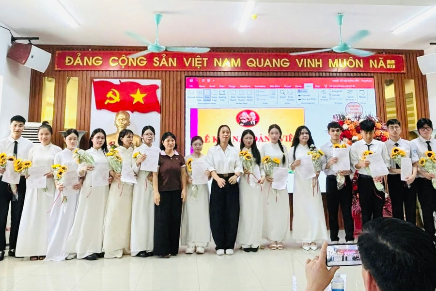Chi bộ Trường THPT Nhị Chiểu kết nạp 23 học sinh vào Đảng