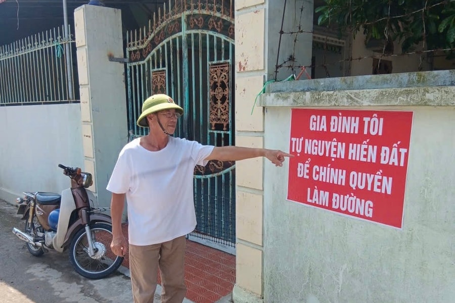 Người dân Lai Khê đồng loạt treo biển 'tự nguyện hiến đất làm đường'