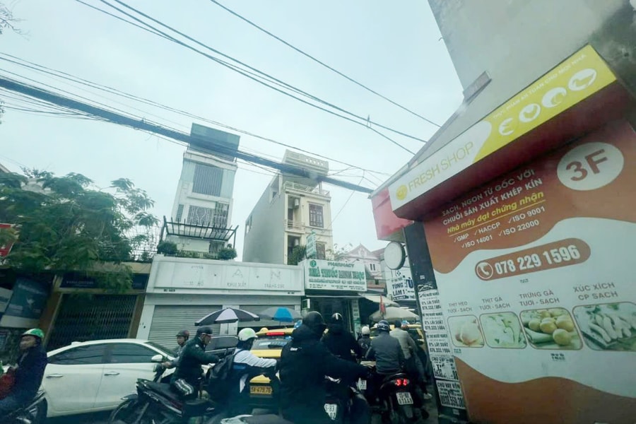 Ùn ứ kéo dài tại ngã ba Khúc Thừa Dụ - Thiên Lôi giờ cao điểm