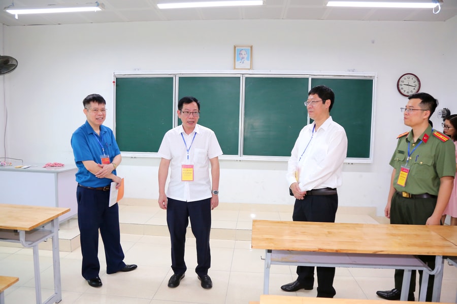 Phó Chủ tịch UBND thành phố Vũ Tiến Phụng kiểm tra công tác chuẩn bị thi vào lớp 10