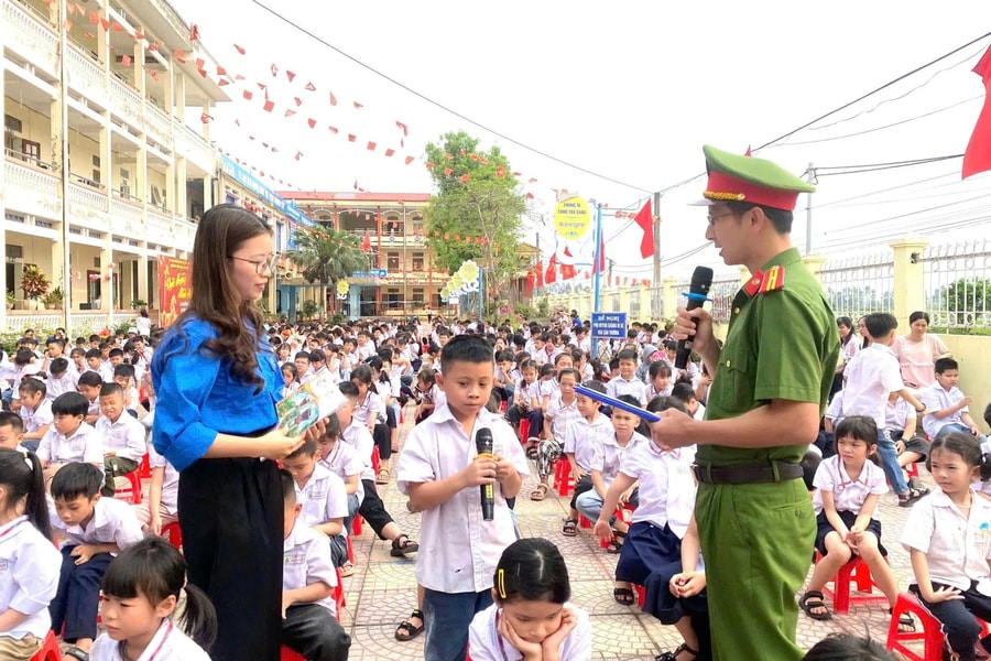 Hãy 'cứu' thanh thiếu niên khỏi sự 'đầu độc' của thuốc lá