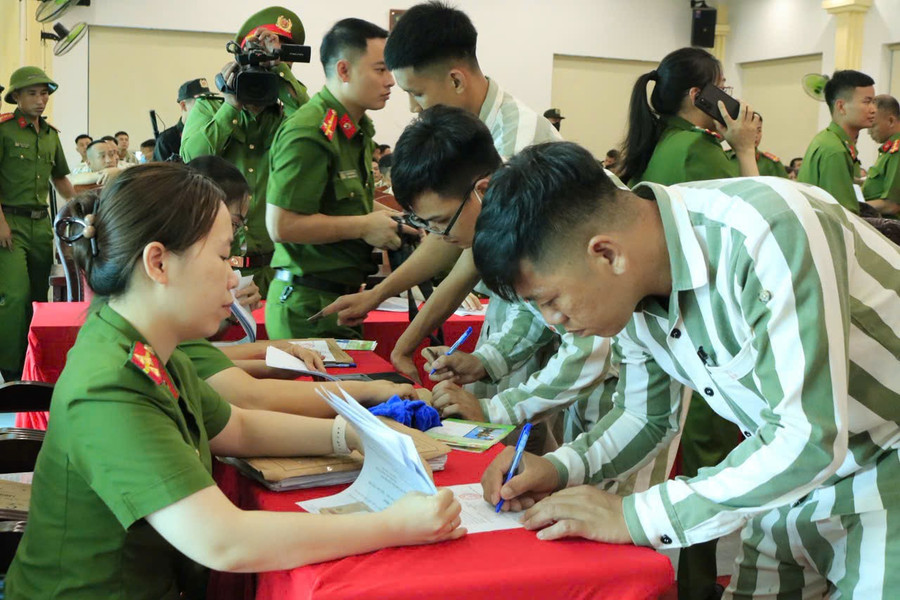Phạm nhân có được đổi chỗ nằm trong phòng giam?