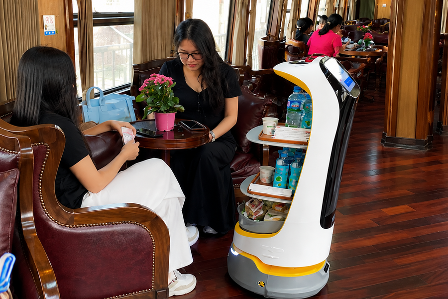 Tàu Hoa Phượng Đỏ đưa rô bốt phục vụ hành khách tại toa VIP