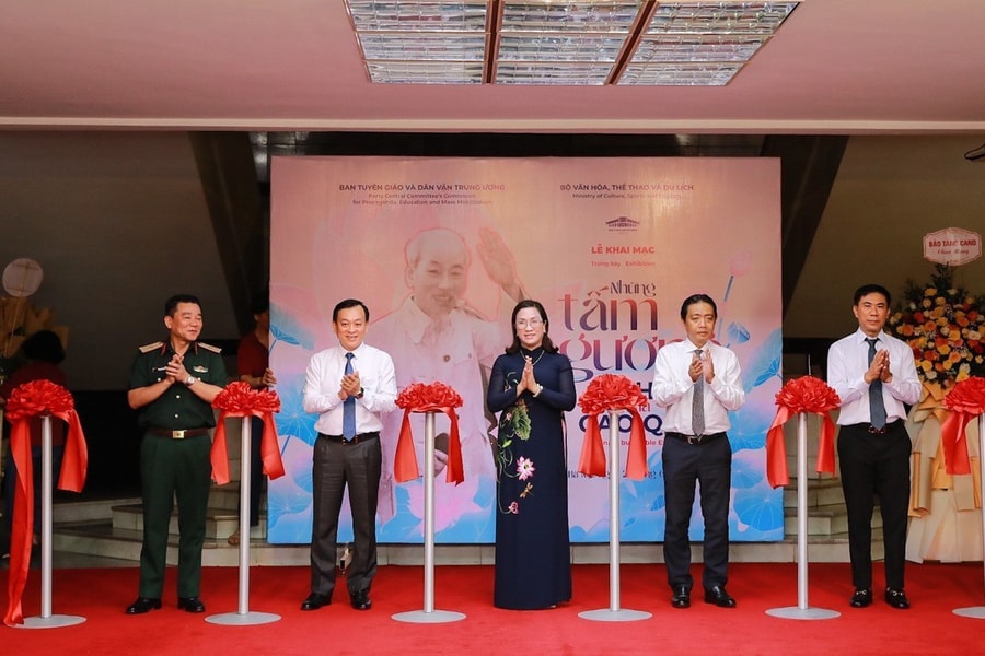 Khai mạc Triển lãm 'Những tấm gương bình dị mà cao quý' tại Hà Nội