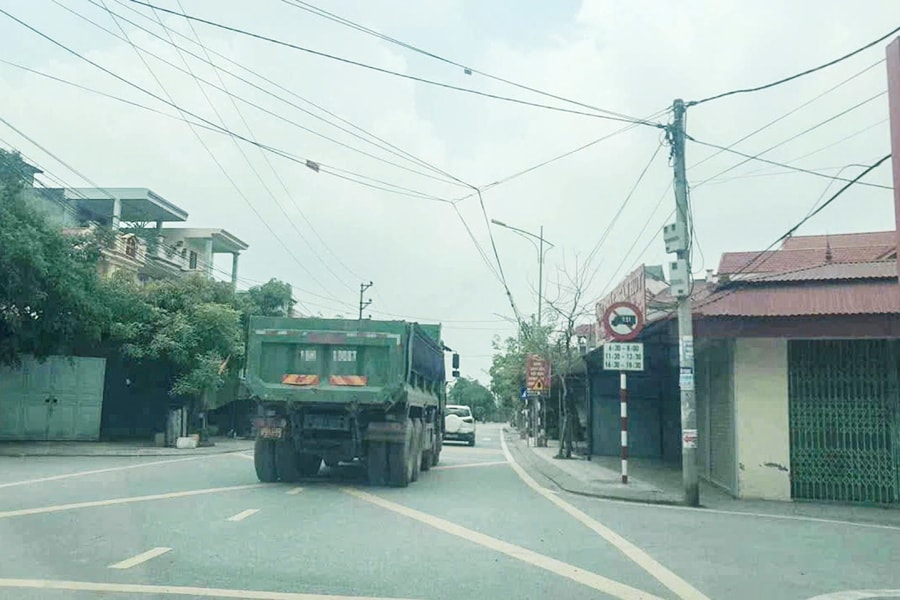 Xe tải lớn đi vào đường An Hồng trong giờ cấm