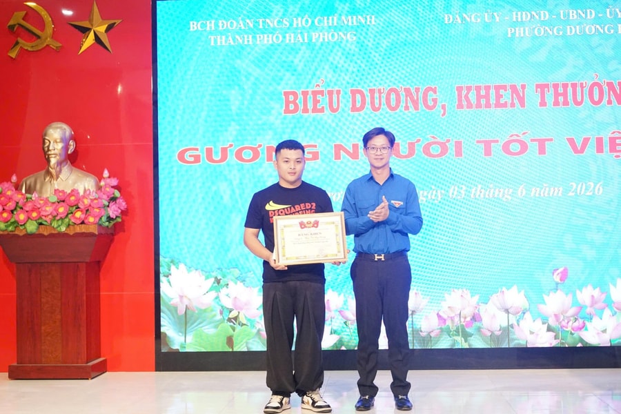 Khen thưởng đột xuất chiến sĩ, cá nhân dũng cảm cứu người, vây bắt tội phạm