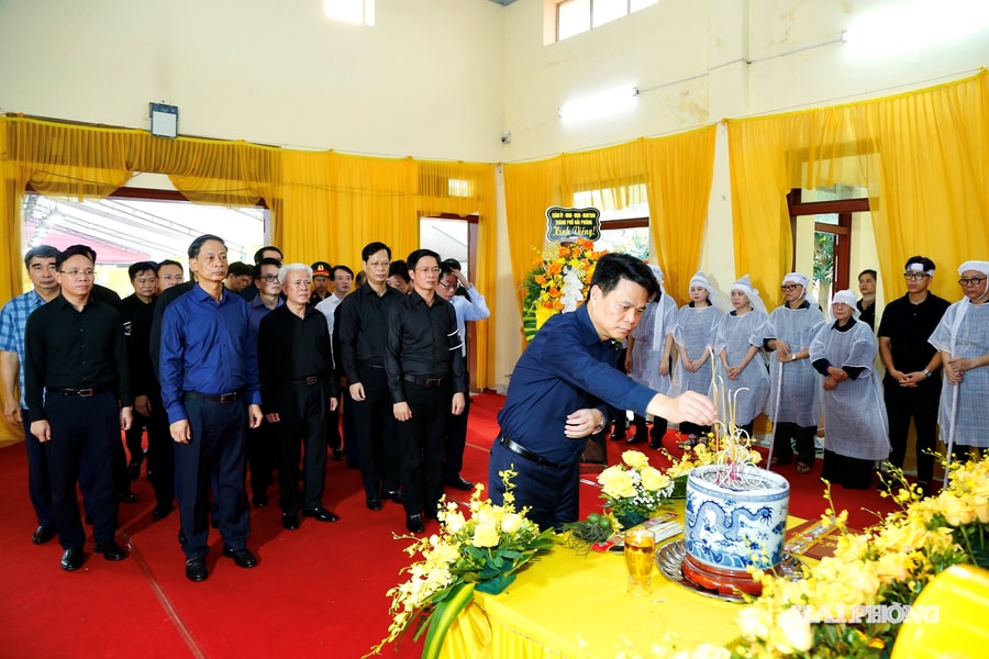 Các đồng chí lãnh đạo thành phố viếng, chia buồn cùng gia quyến đồng chí Đào An