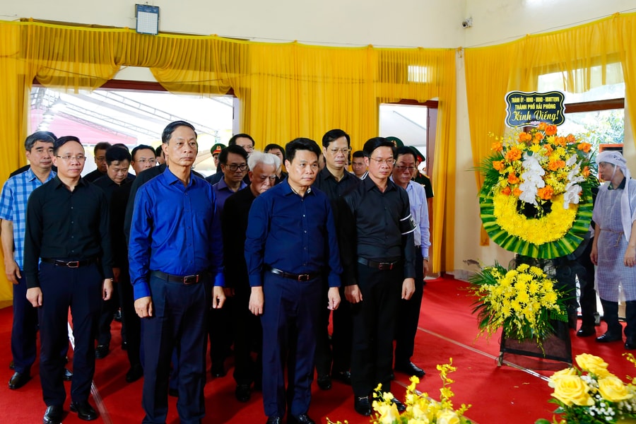 Các đồng chí lãnh đạo thành phố viếng, chia buồn cùng gia quyến đồng chí Đào An