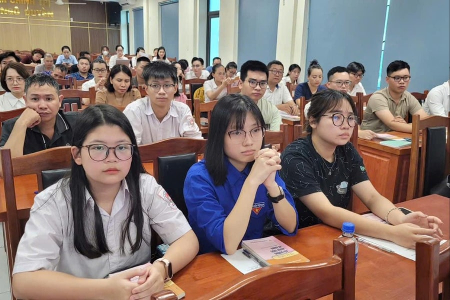 90 quần chúng ưu tú các phường Ngô Quyền, Gia Viên được bồi dưỡng nhận thức về Đảng