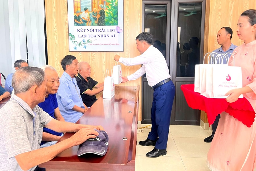 Tặng quà người cao tuổi ở Trung tâm Nuôi dưỡng bảo trợ xã hội Hải Phòng
