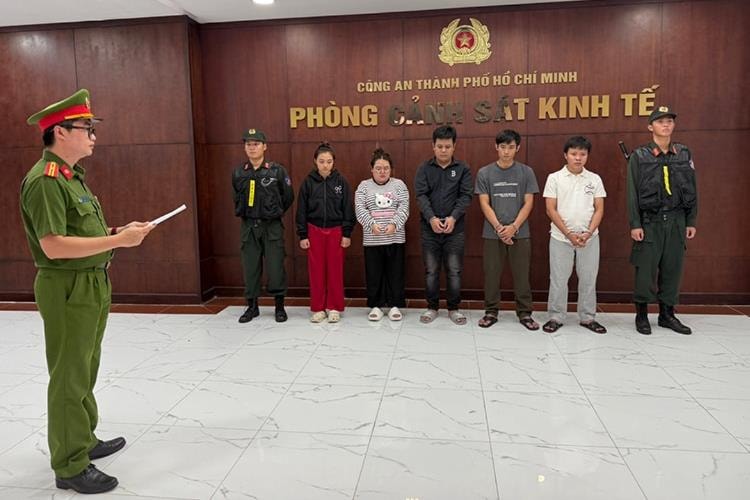 Triệt phá đường dây sản xuất dép giả thương hiệu nổi tiếng với quy mô lớn